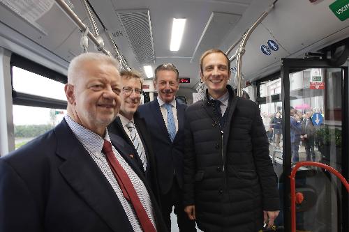Il governatore del Friuli Venezia Giulia, Massimiliano Fedriga, e l'assessore all'Ambiente ed Energia, Fabio Scoccimarro, al taglio del nastro dei nuovi autobus della Trieste Trasporti.